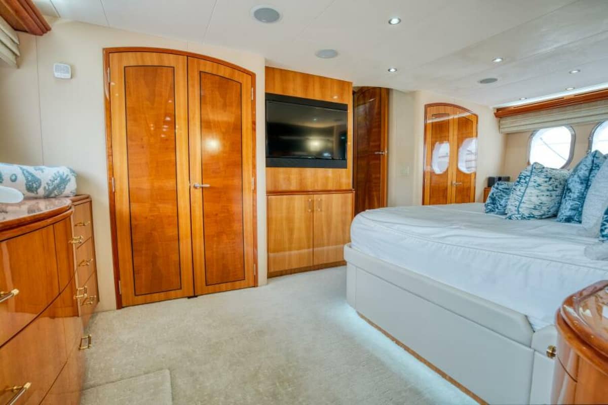 2007 Hatteras 80 Enclosed Bridge "MAJESTIK" photo 28