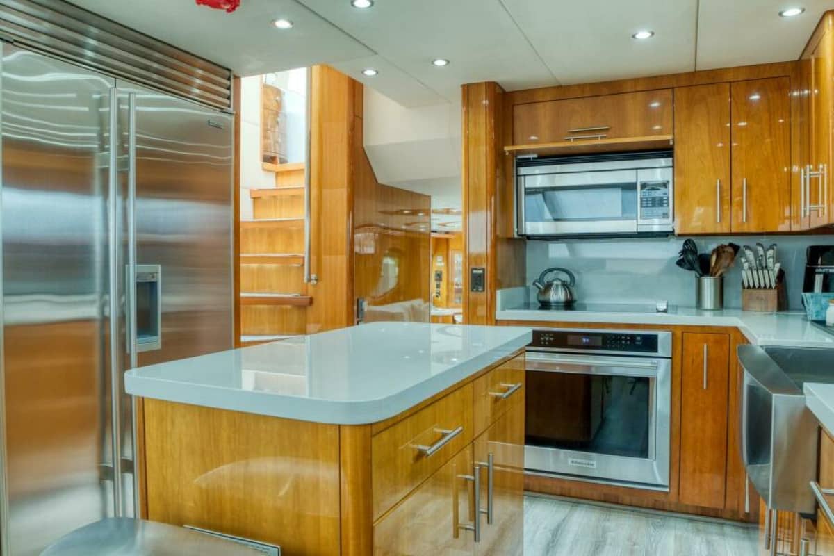 2007 Hatteras 80 Enclosed Bridge "MAJESTIK" photo 16