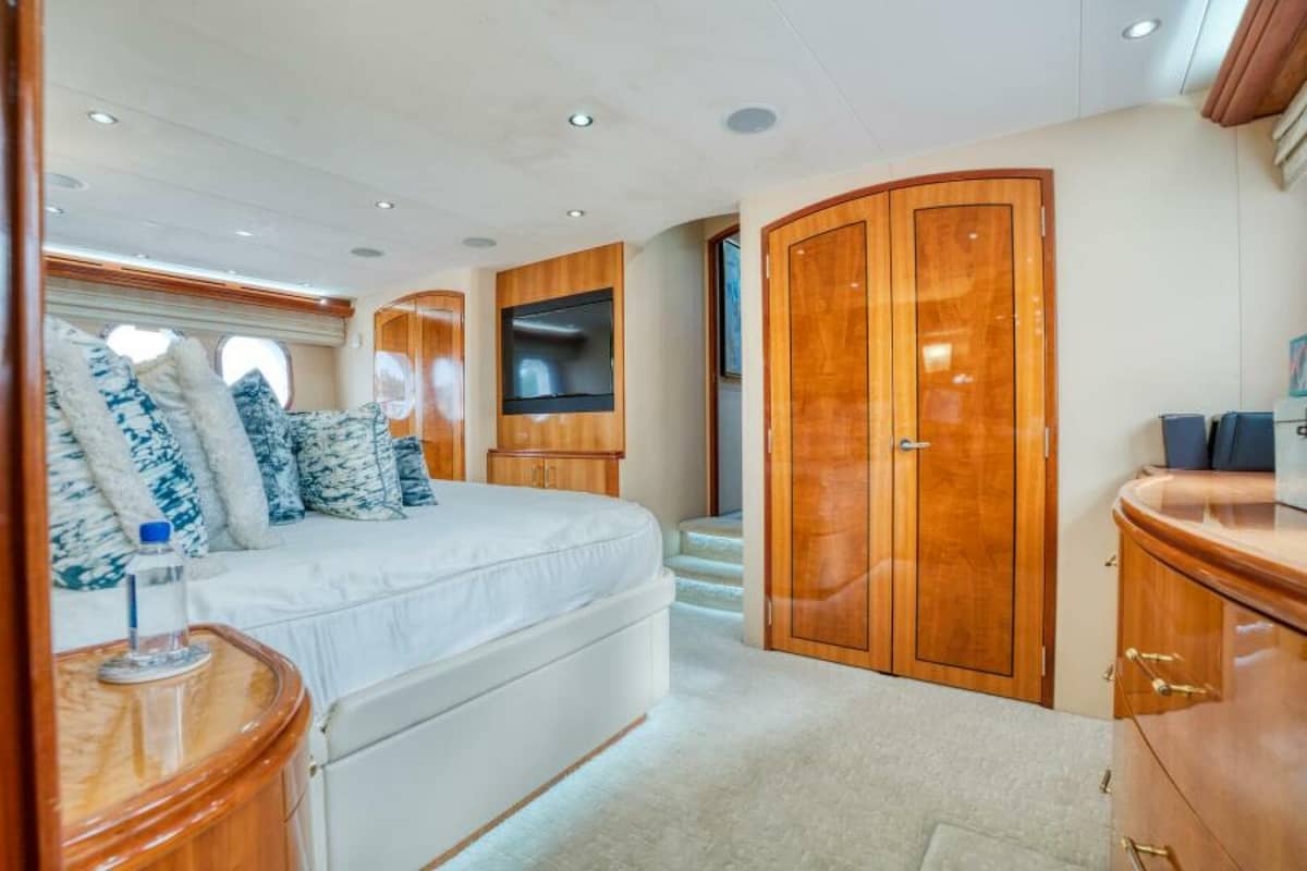 2007 Hatteras 80 Enclosed Bridge "MAJESTIK" photo 27