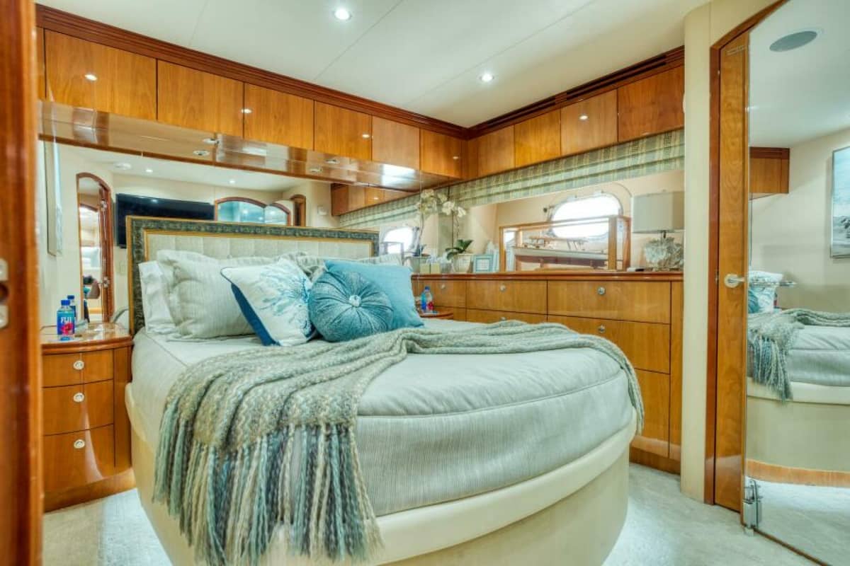 2007 Hatteras 80 Enclosed Bridge "MAJESTIK" photo 35