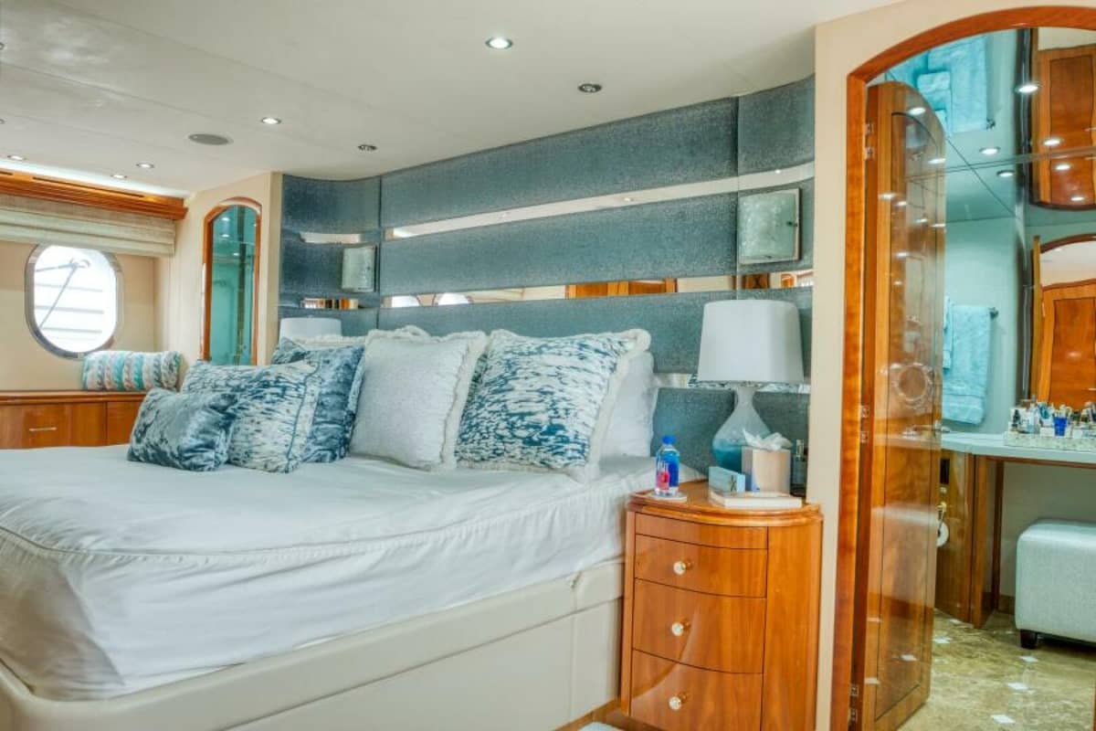 2007 Hatteras 80 Enclosed Bridge "MAJESTIK" photo 26