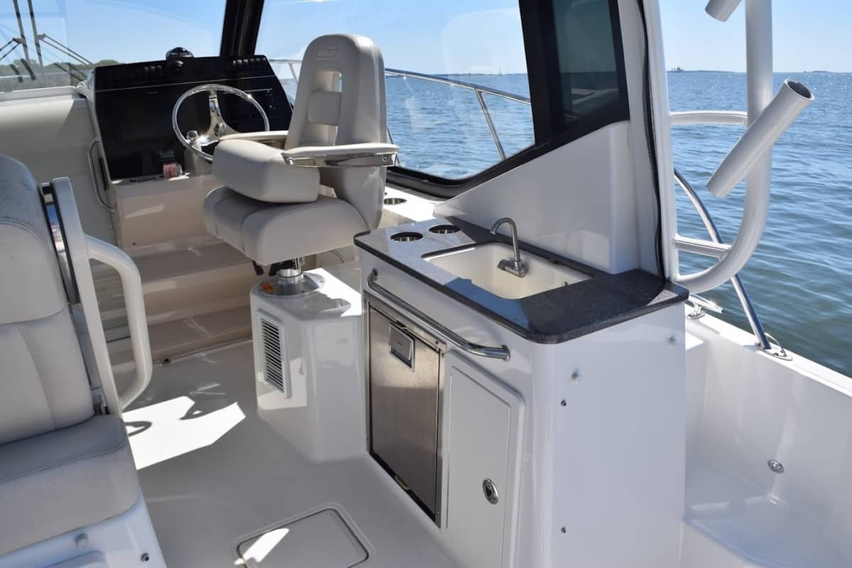 2021 Boston Whaler 325 Conquest "SIP N SEA" photo 16