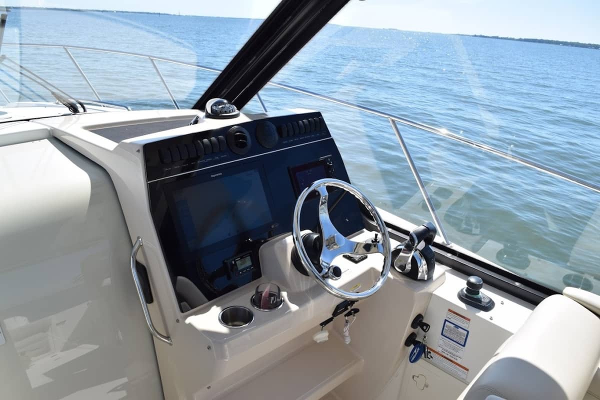 2021 Boston Whaler 325 Conquest "SIP N SEA" photo 17