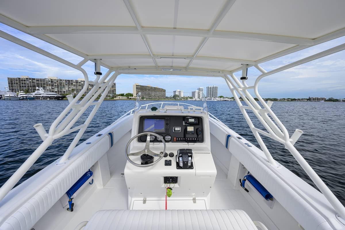 2003 Jupiter 31 Cuddy photo 2