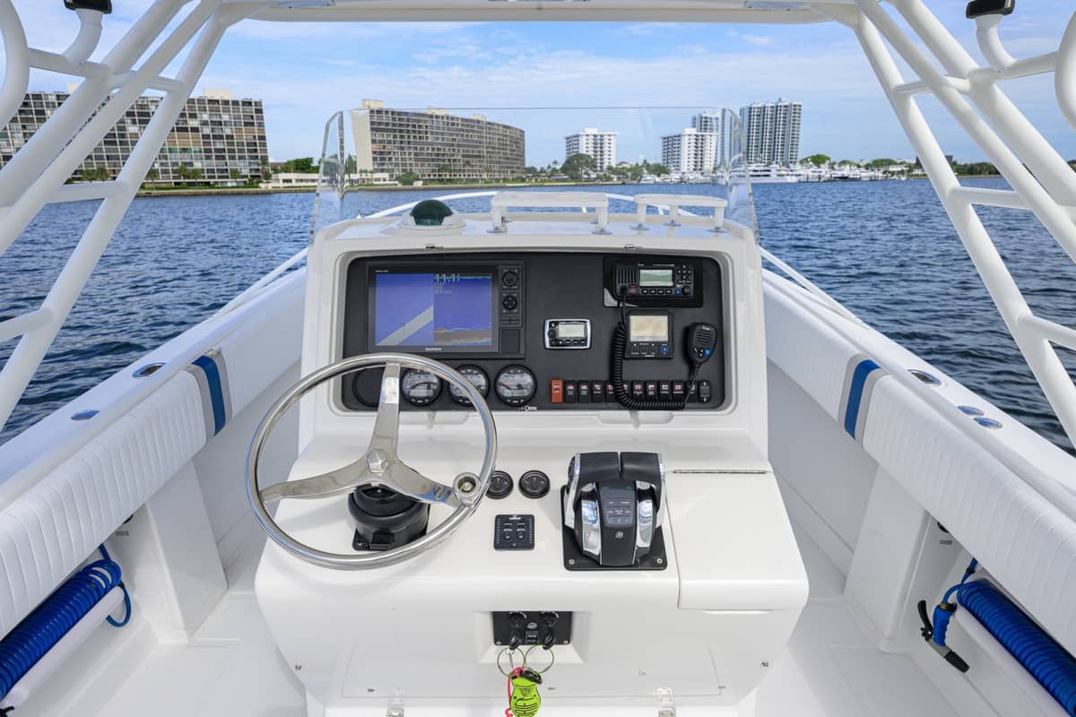 2003 Jupiter 31 Cuddy photo 4