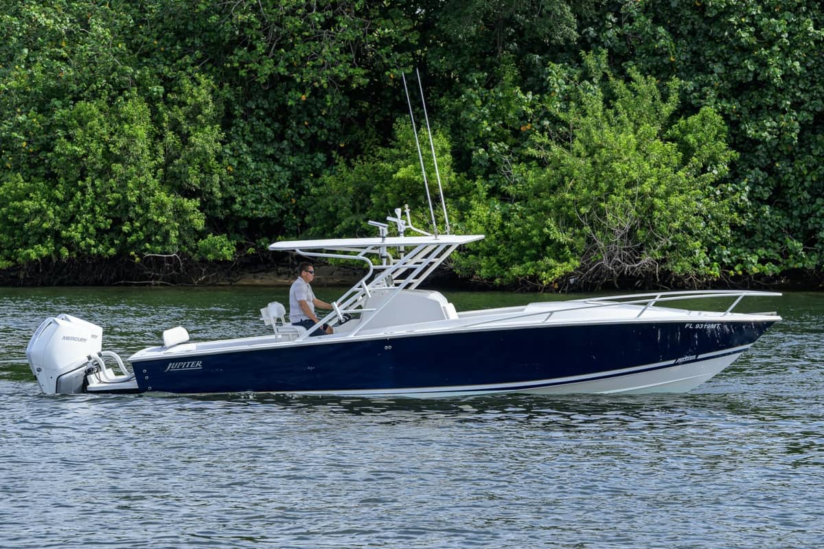 2003 Jupiter 31 Cuddy photo