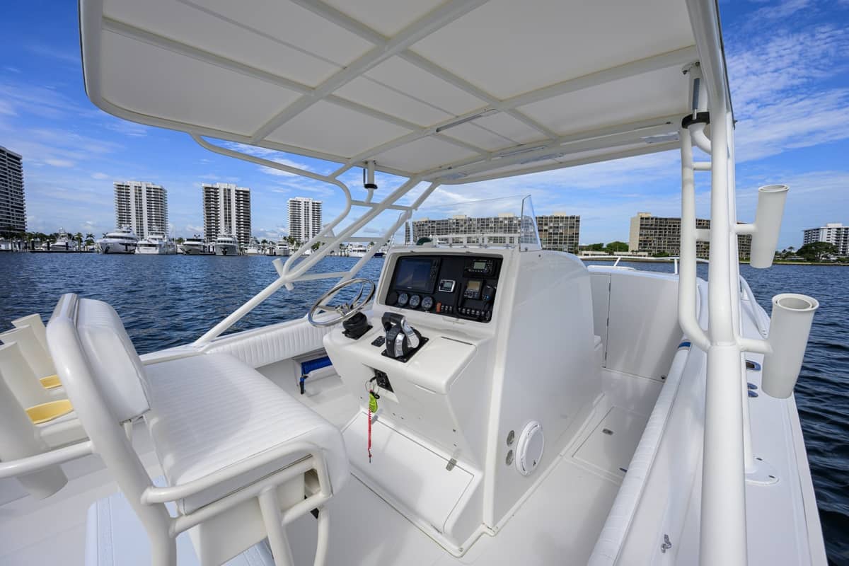 2003 Jupiter 31 Cuddy photo 6