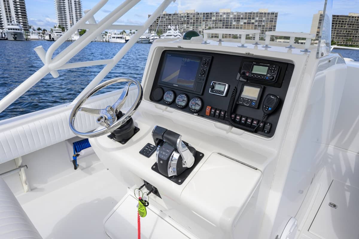 2003 Jupiter 31 Cuddy photo 5