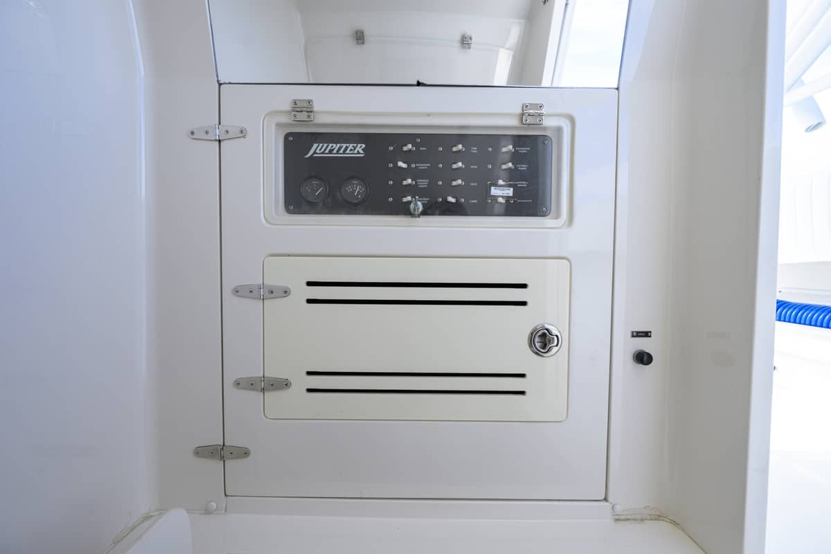 2003 Jupiter 31 Cuddy photo 15