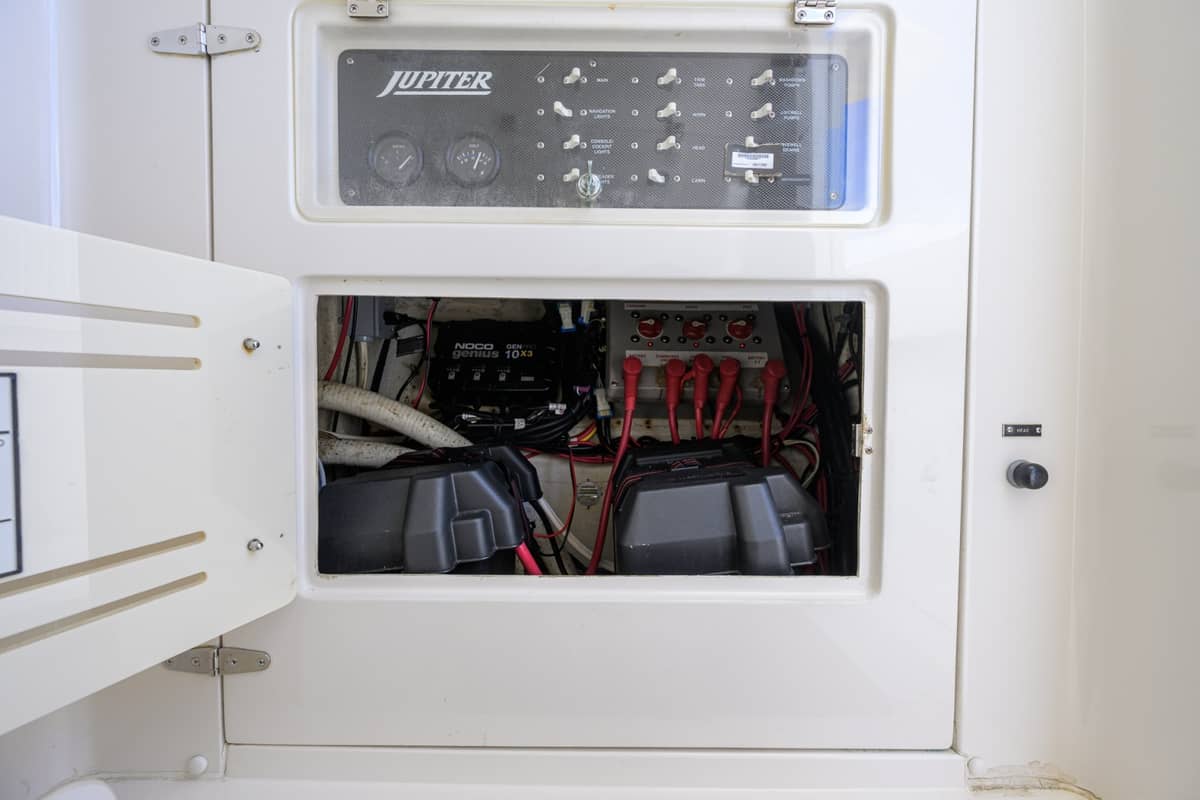 2003 Jupiter 31 Cuddy photo 16