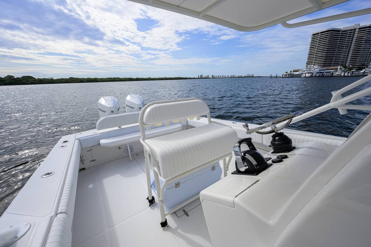 2003 Jupiter 31 Cuddy photo 9