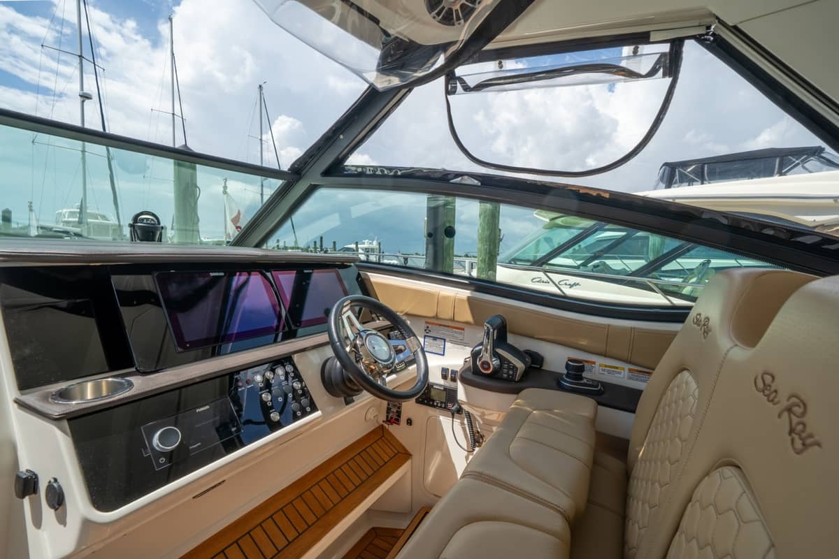 2025 Sea Ray 320 Sundancer "Pace Yourself" photo 18