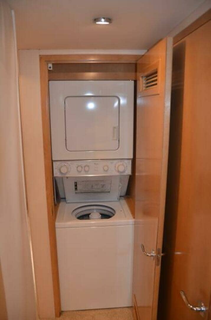 1999 Hatteras 60 Convertible "DOWN TIME" photo 17