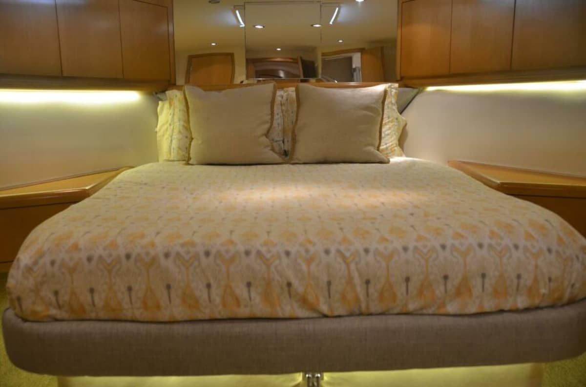 1999 Hatteras 60 Convertible "DOWN TIME" photo 10