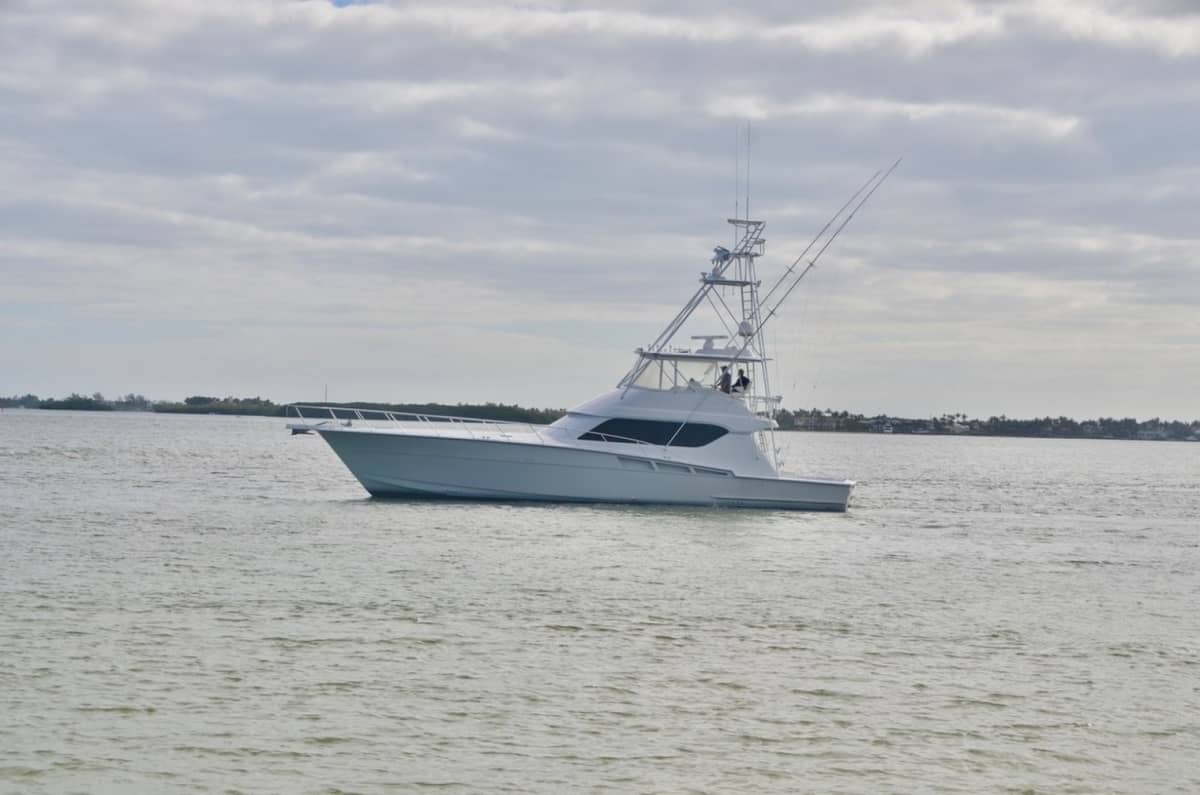 1999 Hatteras 60 Convertible "DOWN TIME" photo 5