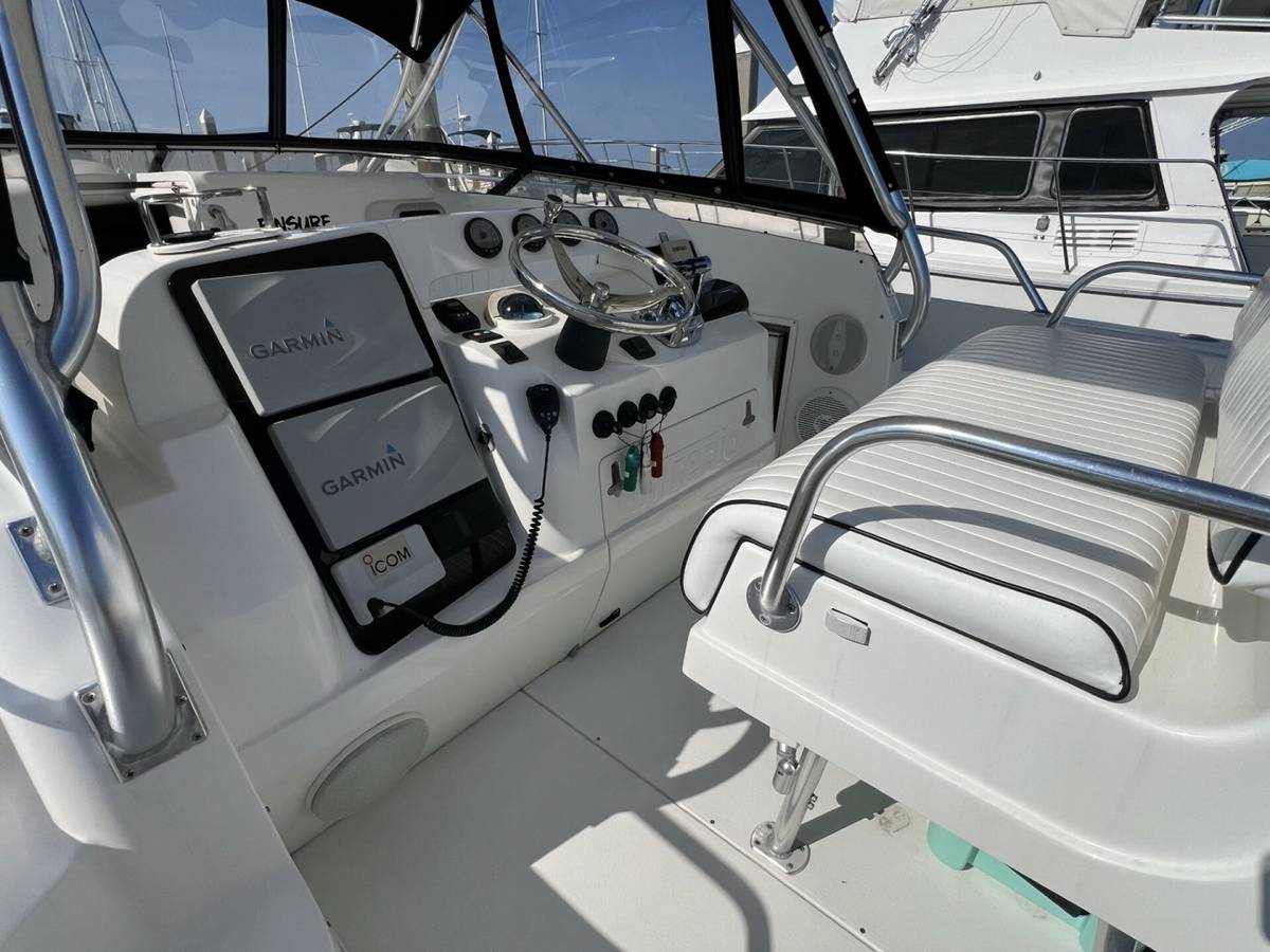 2007 Intrepid 377 Walkaround "FINSURE" photo 18