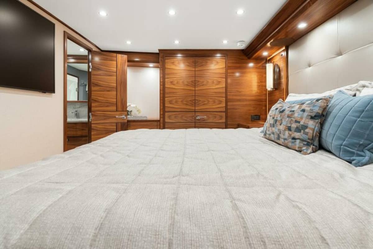 2027 Viking 74 Convertible "2027 Viking 74C" photo 18