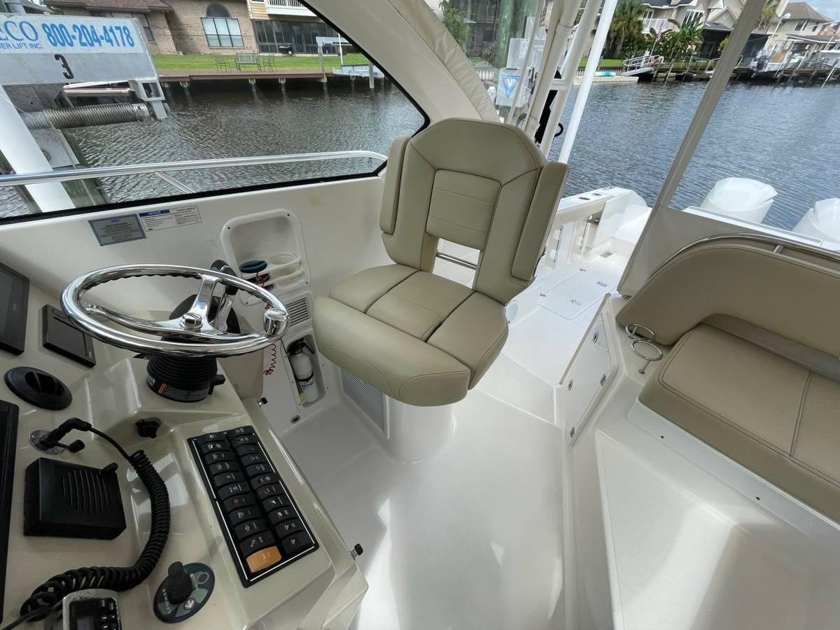 2017 Pursuit 325 OS "Wait N' Line" photo 21