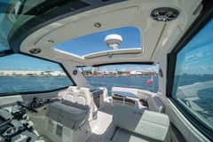 2021 Sea Ray 320 Sundancer photo 3