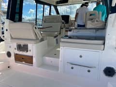 2021 Boston Whaler 405 Conquest photo 6