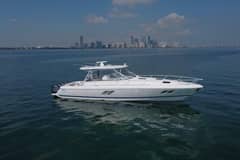 2017 Intrepid 475 Sport Yacht photo 3