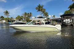 2018 Boston Whaler 320 Vantage photo 3