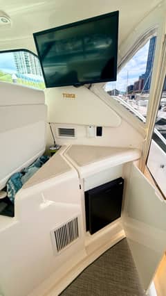 2009 Tiara Yachts 4300 Sovran photo 8