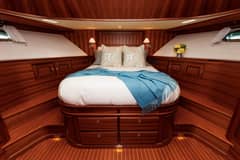 2016 Hunt Yachts 72 Flybridge "Pronto" photo 2
