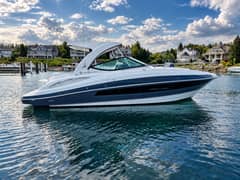 2020 Cruisers Yachts 35 Express photo 4