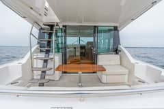 2021 Tiara Yachts 4400 Flybridge photo 8