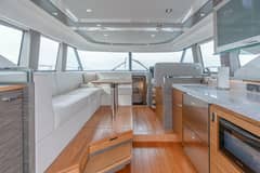 2021 Tiara Yachts 4400 Flybridge photo 9