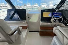 2022 Boston Whaler Conquest 405 photo 4