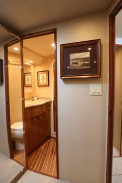 2005 Viking 48 Convertible photo 9