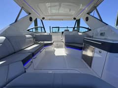2021 Sea Ray 320 Sundancer photo 3