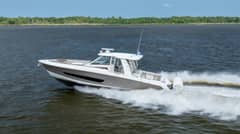 2017 Boston Whaler 420 Outrage "Leslie Ann" photo 2