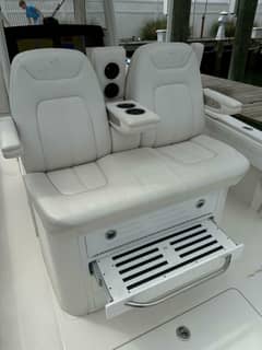 2020 Regulator 31 FS with Mezz photo 4