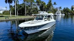 2019 Boston Whaler 350 Realm "350 Realm" photo 1