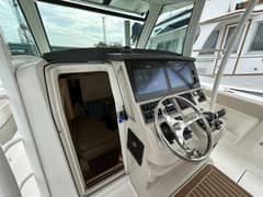 2017 Boston Whaler 370 Outrage photo 5