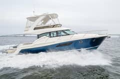 2021 Tiara Yachts 4400 Flybridge photo 3