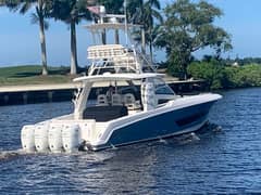 2017 Boston Whaler 420 Outrage photo 5