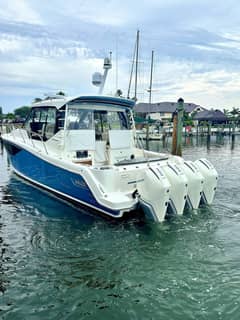 2023 Boston Whaler 405 Conquest photo 4