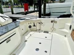 2023 Boston Whaler 405 Conquest photo 9