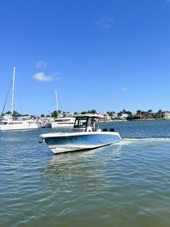 2023 BOSTON WHALER 330 Outrage "DEEP BLUE" photo 3