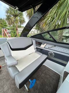 2017 CRUISERS YACHTS 338 Sport Series "SWALLOW" photo 9
