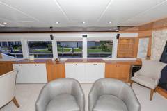 2027 JOHNSON Open Flybridge with Hydraulic Platform "JOHNSON 93 OPEN BRIDGE" photo 4