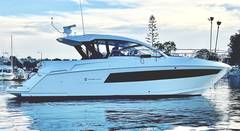 2017 CRUISER YACHTS 390 Express Coupe "LUX LIFE" photo 3