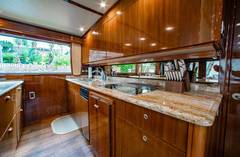 2006 VIKING 74 Convertible "CURIOUS GEORGE" photo 6