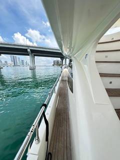 2010 AZIMUT YACHTS 75ft "75FT AZIMUT 2010, MINIMAL RISK" photo 8