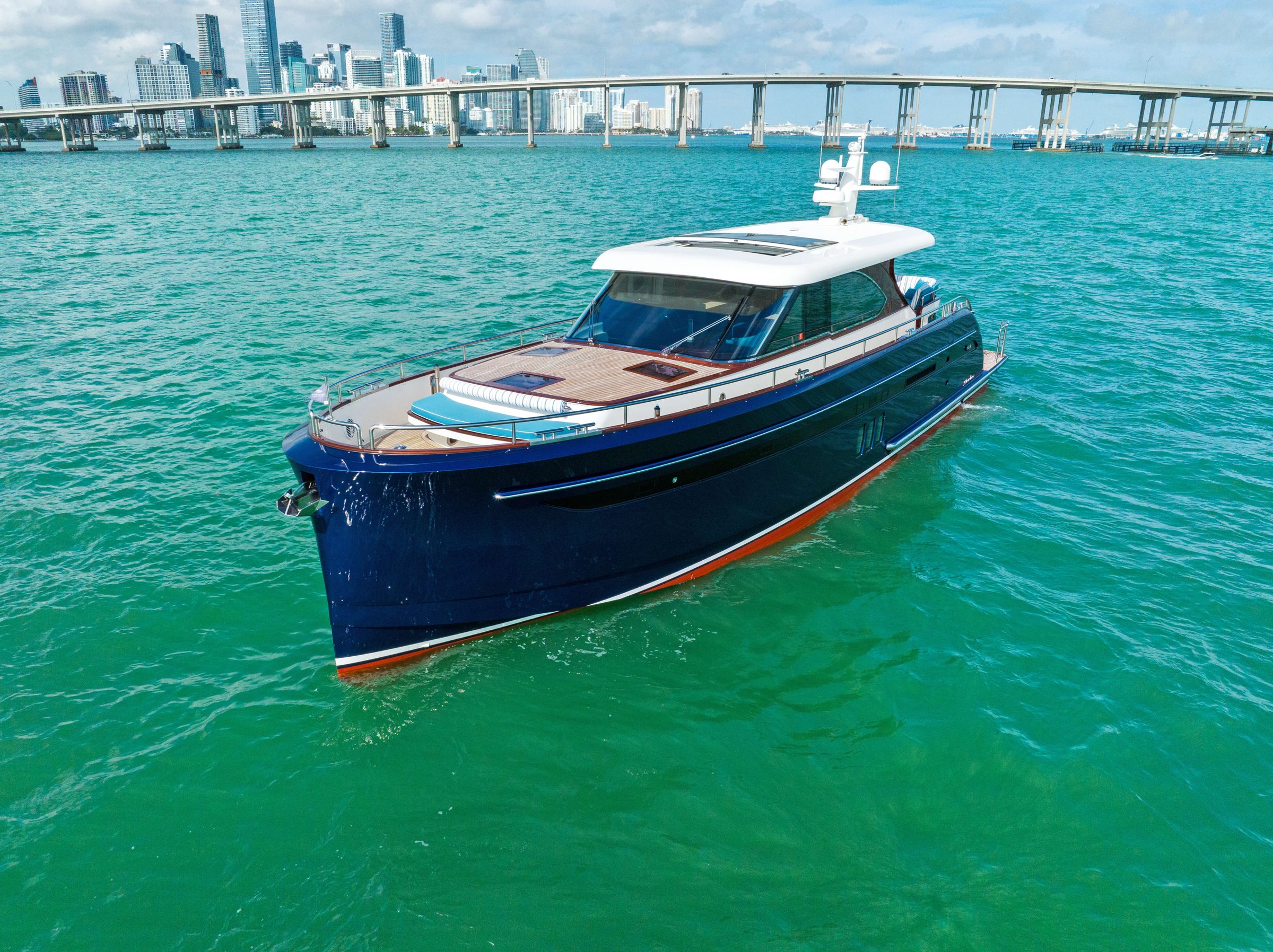 Steeler 60S motor yacht exterior