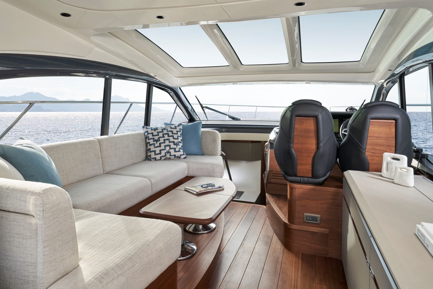 Princess V50 - v50-interior-saloon-coffee-table